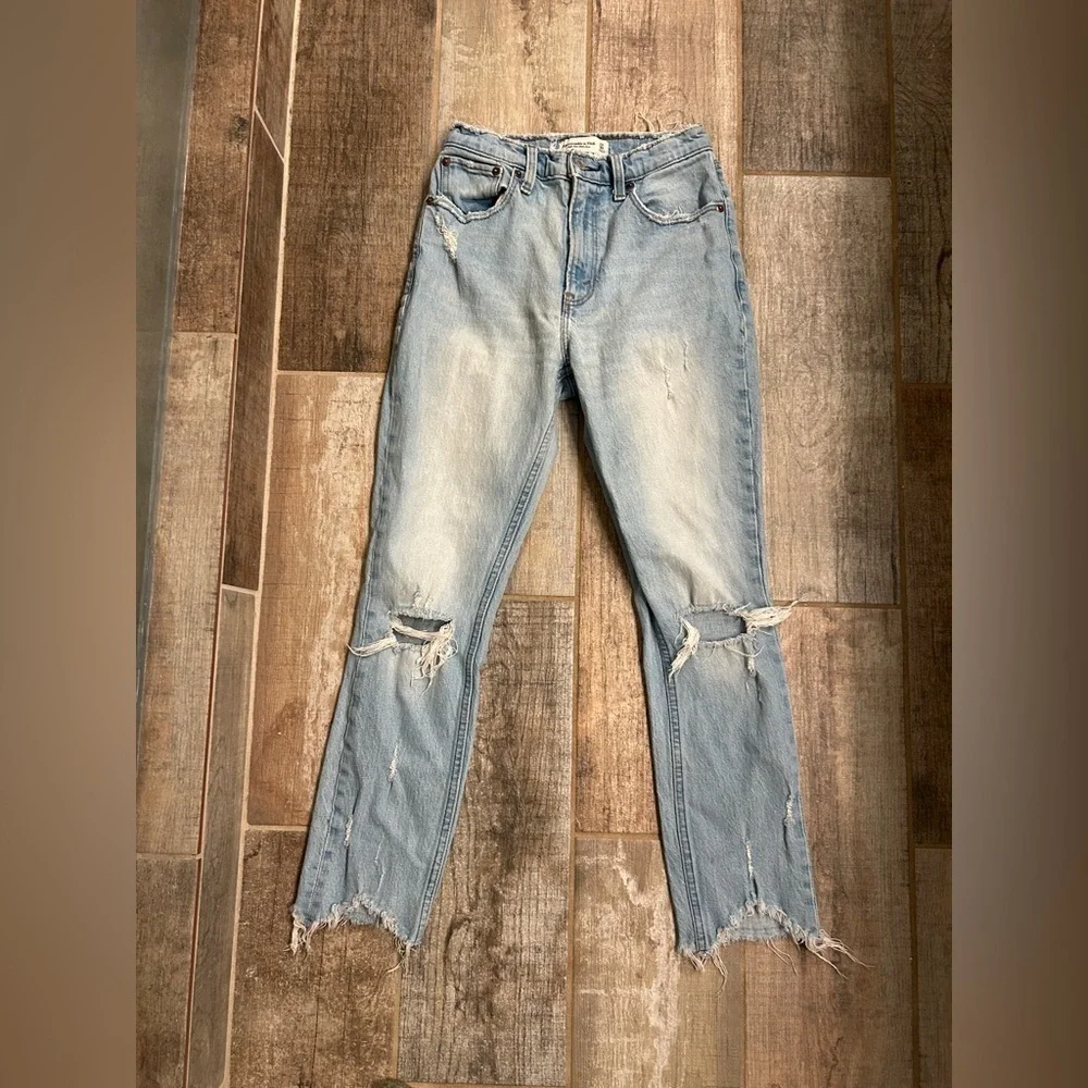 Abercrombie & Fitch High Rise Mom Jean - Light Destroy